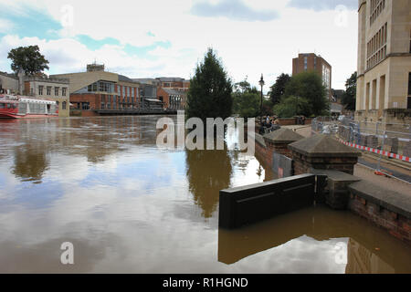 Schwere Überschwemmungen vom Aviva Gebäude in York, North Yorkshire. Stockfoto