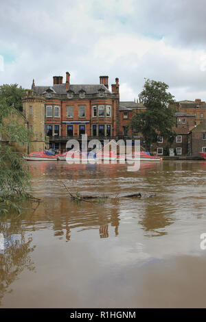 Schwere Überschwemmungen vom Aviva Gebäude in York, North Yorkshire. Stockfoto