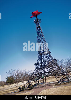 Paris, Texas, fühlte sie eine "Eiffelturm" wie Paris Frankreich erforderlich. Sie kopiert und einen Cowboyhut auf der Oberseite. Nach dem Verlust der Bürgerkrieg, Texas wollte nicht wie der Süden gesehen zu werden. Cattle Drives und Cowboys, um Sie von den anderen südlichen Konföderierten Staaten getrennt. Stockfoto