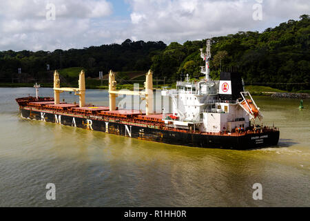 Bulk Carrier MV KMarin Jasmin in Gatun See in der Panama Canal System. Stockfoto