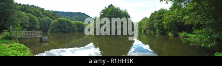 Panoramablick auf See Aydat im Sommer und Reflexionen von Wolken. Auvergne, Puy-de-Dome, Frankreich Stockfoto