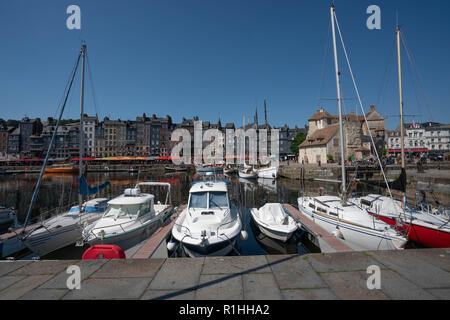 Honfleur Port in der Normandie Frankreich mit segelbooten vor historischen Stadthäusern in der geschäftigen Altstadt angedockt. Stockfoto