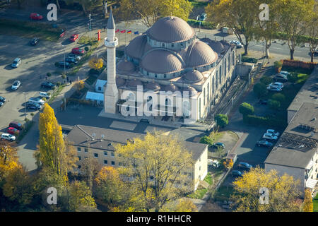 Luftaufnahme, DITIB Merkez Moschee, die größte Moschee in Duisburg im Ruhrgebiet, Minnarett, islamische Gotteshaus, Islam, Marxloh, Duisburg, Ruhrgebiet, Stockfoto