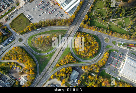 Luftaufnahme, Autobahn Ausfahrt Velbert von der A 535 kommend, Herbstlaub, liegende Acht, Kreisverkehr mit Ausgang, Metall Straße, Velbert, Ruhrgebiet,Rhi Stockfoto