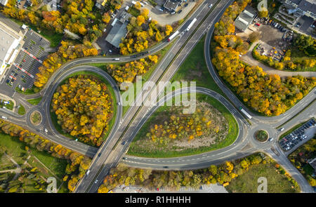 Luftaufnahme, Autobahn Ausfahrt Velbert von der A 535 kommend, Herbstlaub, liegende Acht, Kreisverkehr mit Ausgang, Metall Straße, Velbert, Ruhrgebiet,Rhi Stockfoto