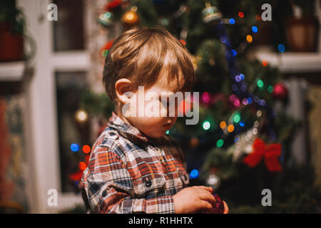 Baby Boy zu Hause spielt während der Weihnachtsfeiertage Stockfoto