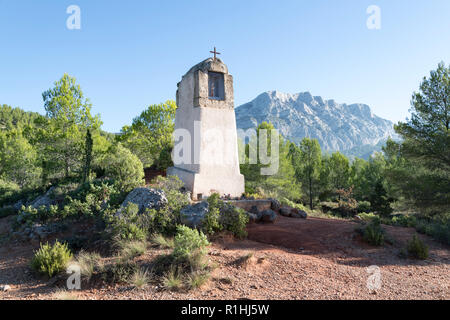 Oratorium und der berühmte und ikonische Berg Sainte Victoire im Hintergrund gemalt von Cezanne, Bouches du Rhone, Provence, Frankreich, Europa Stockfoto