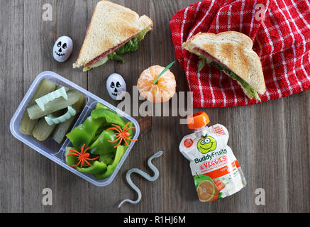 Halloween Schule Mittagessen mit Buddy Früchte Stockfoto