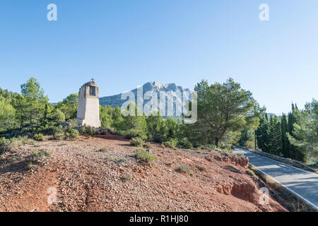 Oratorium in der Nähe einer Straße mit dem berühmten und ikonischen Berg Sainte Victoire im Hintergrund gemalt von Cezanne, Bouches du Rhone, Provence, Frankreich Stockfoto