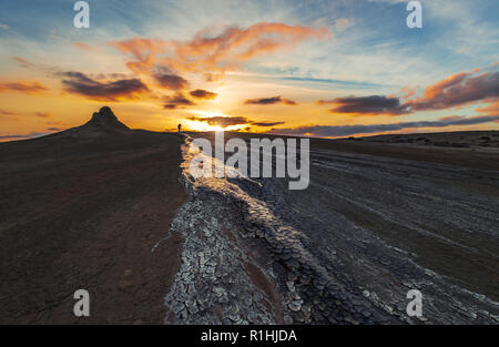 Schlammvulkane bei Sonnenuntergang, erstaunliches, natürliches Phänomen Stockfoto