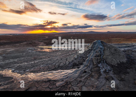 Schlammvulkane bei Sonnenuntergang, erstaunliches, natürliches Phänomen Stockfoto