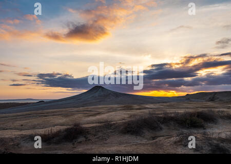 Schlammvulkane bei Sonnenuntergang, erstaunliches, natürliches Phänomen Stockfoto