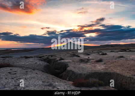 Schlammvulkane bei Sonnenuntergang, erstaunliches, natürliches Phänomen Stockfoto