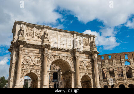 Mad Wolken und Kolosseum, alten Gebäude in der Stadt Rom, Italien Stockfoto