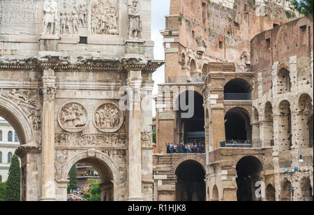 Mad Wolken und Kolosseum, alten Gebäude in der Stadt Rom, Italien Stockfoto