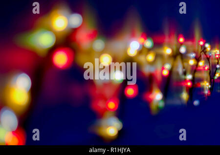 Dekorative Bunte verwischt Christmas Lights auf dunkelblauem Hintergrund. Abstrakte sanfter Beleuchtung. Bunte helle Kreise eines funkelnden Girlande. Stockfoto