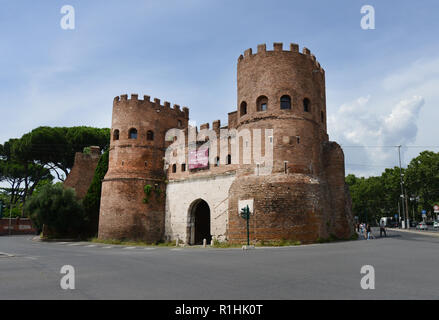 Porta San Paolo erhaltenen 3rd-Century City Gate, Teil der Aurelianischen Stadtmauer, der Heimat des Museum von Ostian Weise in Rom, Italien. Stockfoto