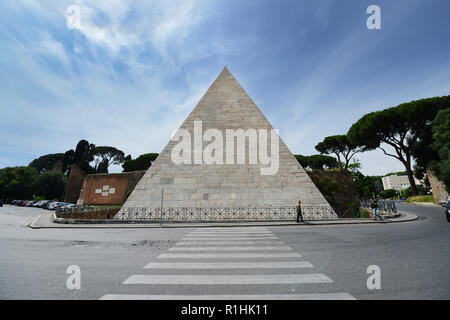 Die Pyramide des Cestius in Rom, Italien. Stockfoto