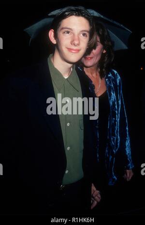 BEVERLY HILLS, Ca - 17. Dezember: Schauspieler Lukas Haas nimmt an den "Sprung des Glaubens" Beverly Hills Premiere am 17 Dezember, 1992 Samuel Goldwyn Theater in Beverly Hills, Kalifornien. Foto von Barry King/Alamy Stock Foto Stockfoto