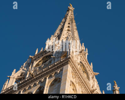 Zagreb, Kroatien - März 2017 Turm der Kathedrale, architektonischen, kulturellen und religiösen Details aus der Kathedrale Stockfoto