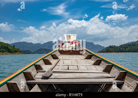 Reisen mit dem Longtail Boot Ratchaprapha Staudamm im Khao Sok National Park, Provinz Surat Thani. Stockfoto