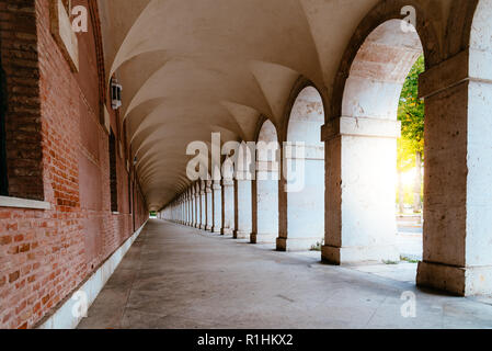 Arcade in den königlichen Palast von Aranjuez, Madrid. Fluchtpunkt, Perspektive Stockfoto