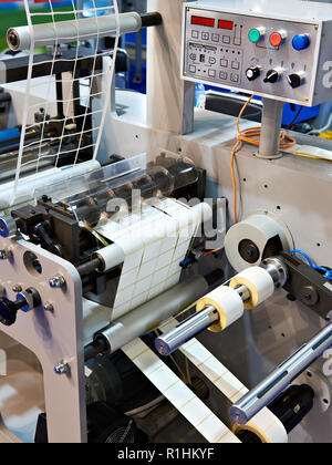 Rotary die Cutting Machine mit Schlitzen Blade System. Stockfoto