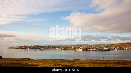 Lerwick mit deutlichen Rathaus aus über dem Wasser von Bressay, Shetland, UK. Stockfoto