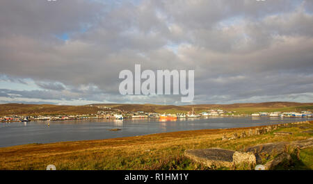 Lerwick mit deutlichen Rathaus aus über dem Wasser von Bressay, Shetland, UK. Stockfoto