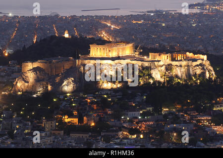 Athen und die Akropolis kurz nach Sonnenuntergang Stockfoto