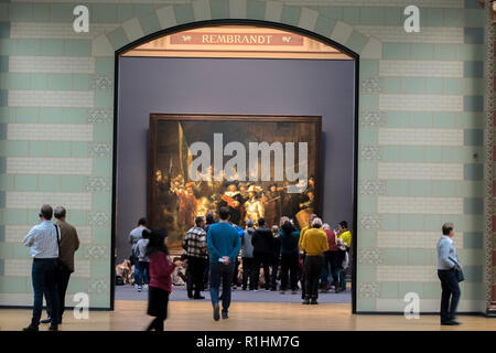 Touristische Am Nachtwacht Malerei am Rijksmuseum Amsterdam Die Niederlande 2018 Stockfoto