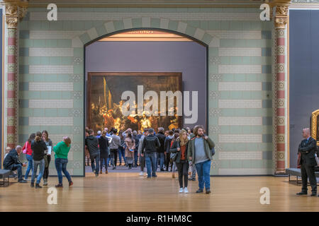 Touristische Am Nachtwacht Malerei am Rijksmuseum Amsterdam Die Niederlande 2018 Stockfoto