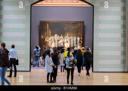 Touristische Am Nachtwacht Malerei am Rijksmuseum Amsterdam Die Niederlande 2018 Stockfoto