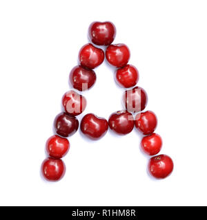 Buchstabe A mit Kirschen aus einem Buchstaben des Alphabets zu bilden. Berry Buchstaben auf weißem Hintergrund. Stockfoto