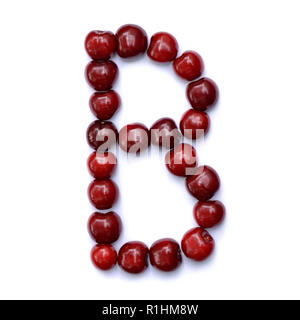 Buchstabe B mit Kirschen einen Buchstaben des Alphabets zu bilden. Berry Buchstaben auf weißem Hintergrund. Stockfoto