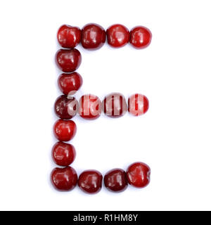 Buchstabe E mit Kirschen einen Buchstaben des Alphabets zu bilden. Berry Buchstaben auf weißem Hintergrund. Stockfoto