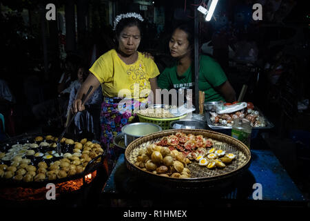 Zwei Frauen Vorbereitung Street Food in Mandalay, Myanmar. Stockfoto