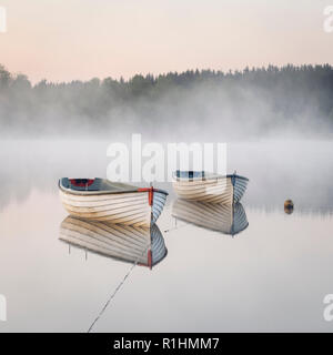 Angeln Boot Reflexion Stockfoto