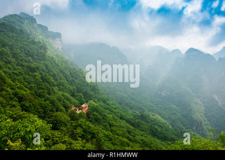 Schönen Tag in wudang Berge und alte Gebäude auf dem Hügel. Stockfoto