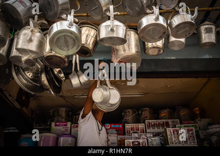 Ein Anbieter von Töpfen und Pfannen in seinem Geschäft in Mandalay, Myanmar. Stockfoto