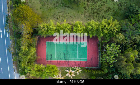 Alter Tennisplatz aus der Vogelperspektive Stockfoto