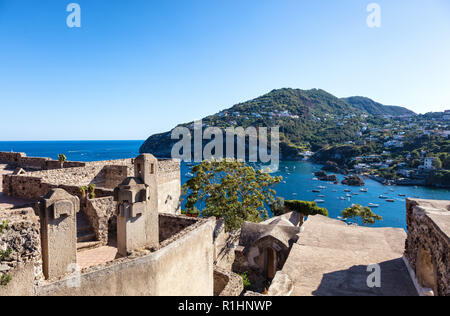 Vue Sur le Port de depuis le Château Aragonais Forio d'Ischia, Golf von Neapel, Région de Campanie, Italie Stockfoto