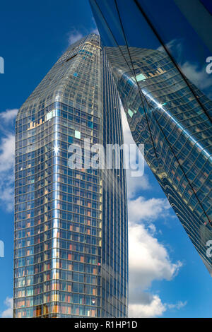 Eine Blackfriars Road, London, Glass Skyscraper, in 240 der Blackfriars Road Glas widerspiegelt, vor einem blauen Himmel mit Wolken Stockfoto