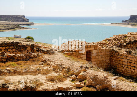 Blick auf Sumhuram (der kleine befestigte Stadt"), ein nach Süden 1001 archäologische Stätte in der Nähe von Taqah. Die dhofar Region von Oman. Stockfoto