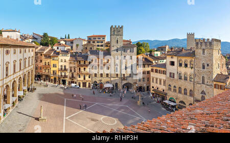 Panoramablick auf das Luftbild von Piazza Grande entfernt in Arezzo, Toskana, Italien Stockfoto