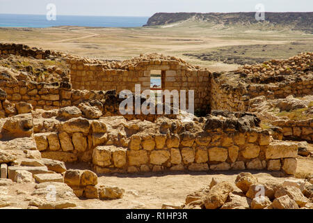 Blick auf Sumhuram (der kleine befestigte Stadt"), ein nach Süden 1001 archäologische Stätte in der Nähe von Taqah. Die dhofar Region von Oman. Stockfoto