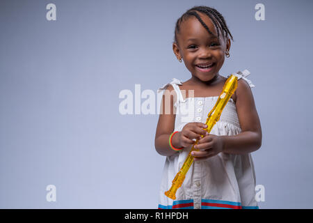 Kleines Mädchen mit Recorder Stockfoto