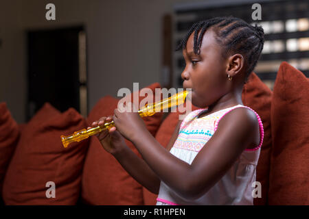 Kleines Mädchen mit Recorder Stockfoto