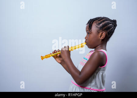 Kleines Mädchen mit Recorder Stockfoto