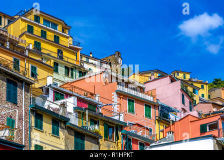 Bunte Häuser im Dorf Riomaggiore Italien Stockfoto